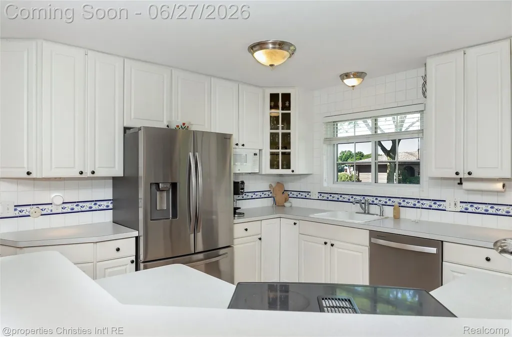 6805 Emerald Shores Drive Troy City MI 48085