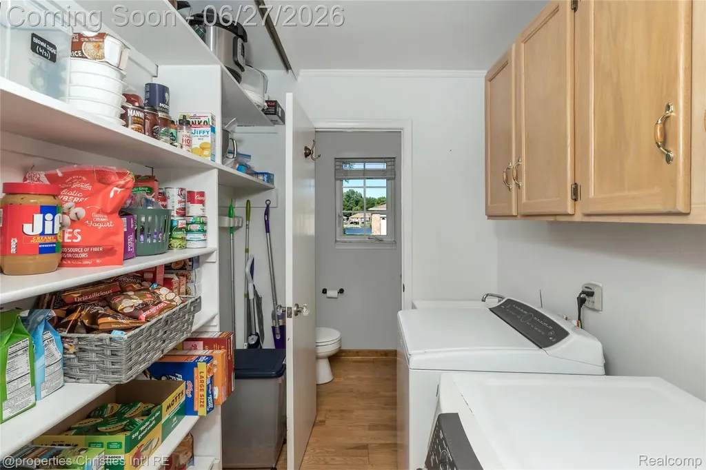 6805 Emerald Shores Drive Troy City MI 48085