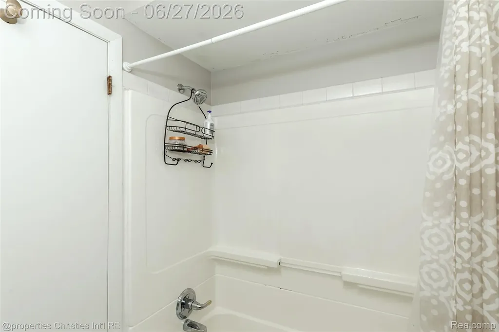 6805 Emerald Shores Drive Troy City MI 48085