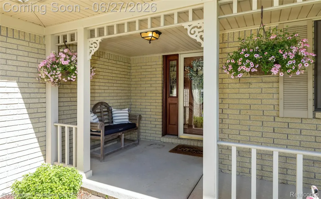 6805 Emerald Shores Drive Troy City MI 48085