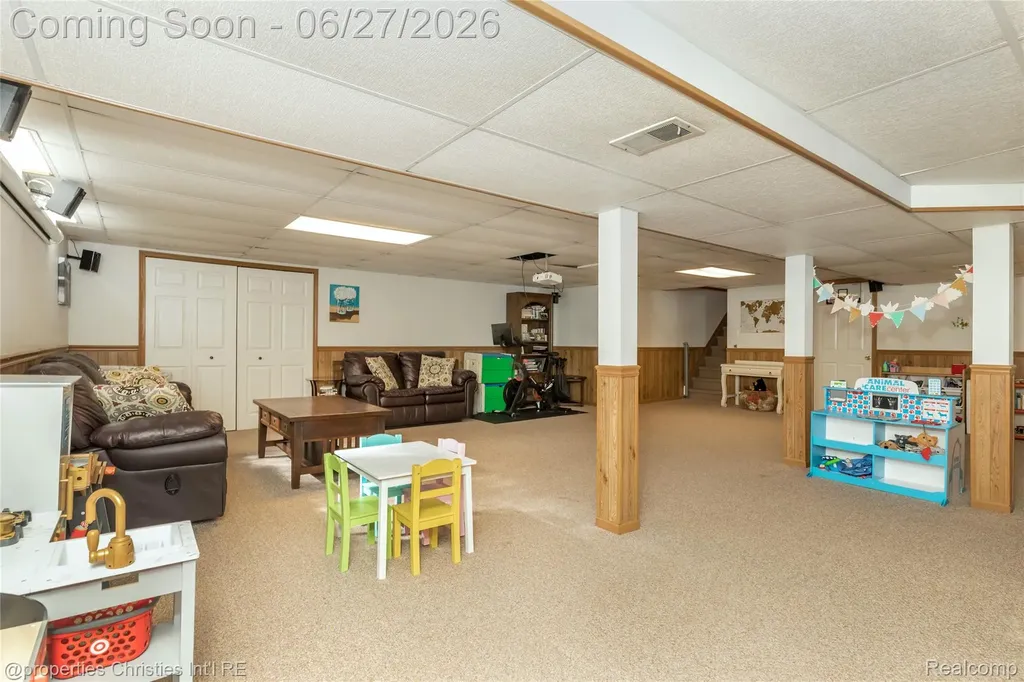 6805 Emerald Shores Drive Troy City MI 48085