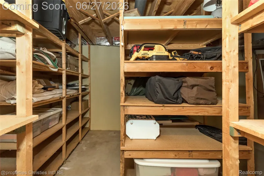 6805 Emerald Shores Drive Troy City MI 48085