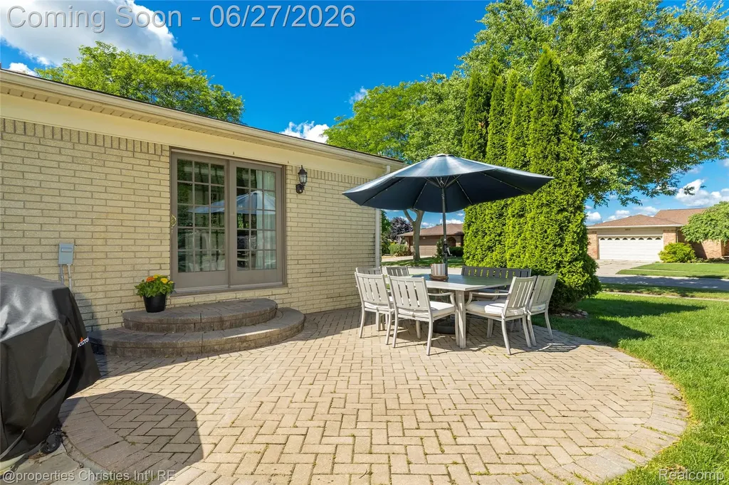 6805 Emerald Shores Drive Troy City MI 48085