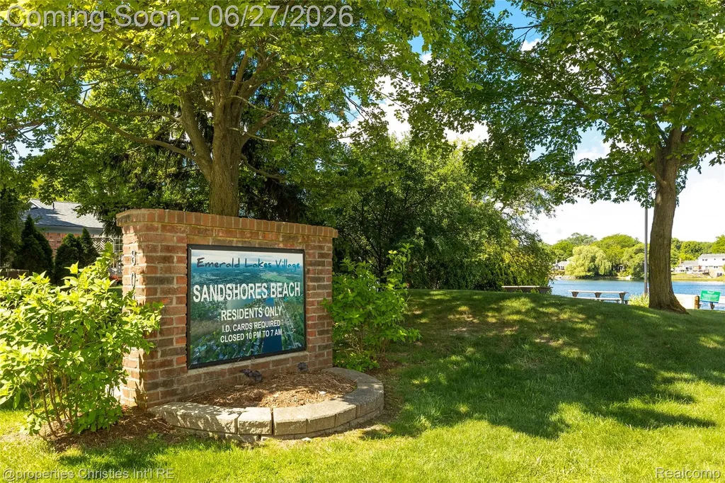 6805 Emerald Shores Drive Troy City MI 48085