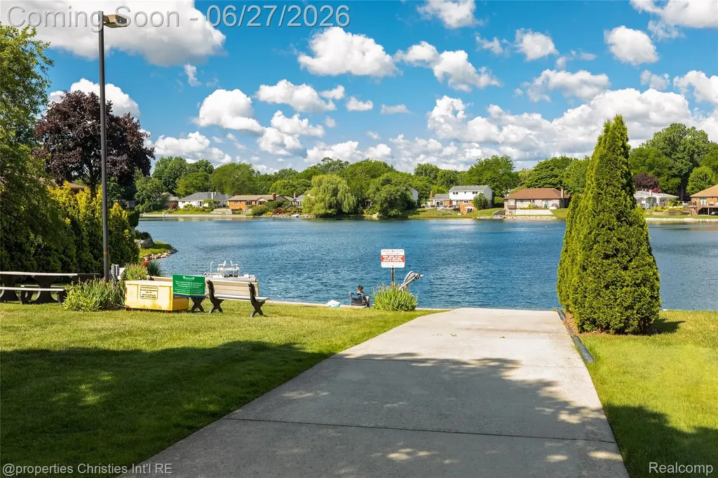 6805 Emerald Shores Drive Troy City MI 48085