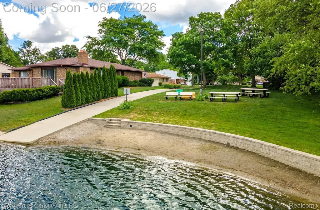 6805 Emerald Shores Drive Troy City MI 48085