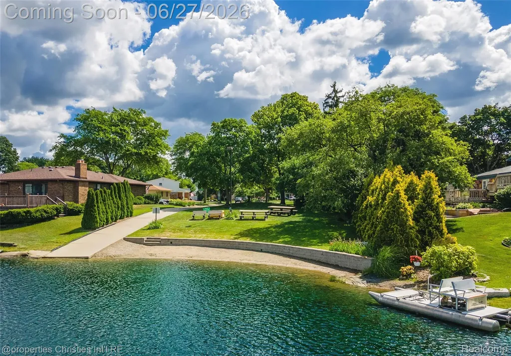 6805 Emerald Shores Drive Troy City MI 48085