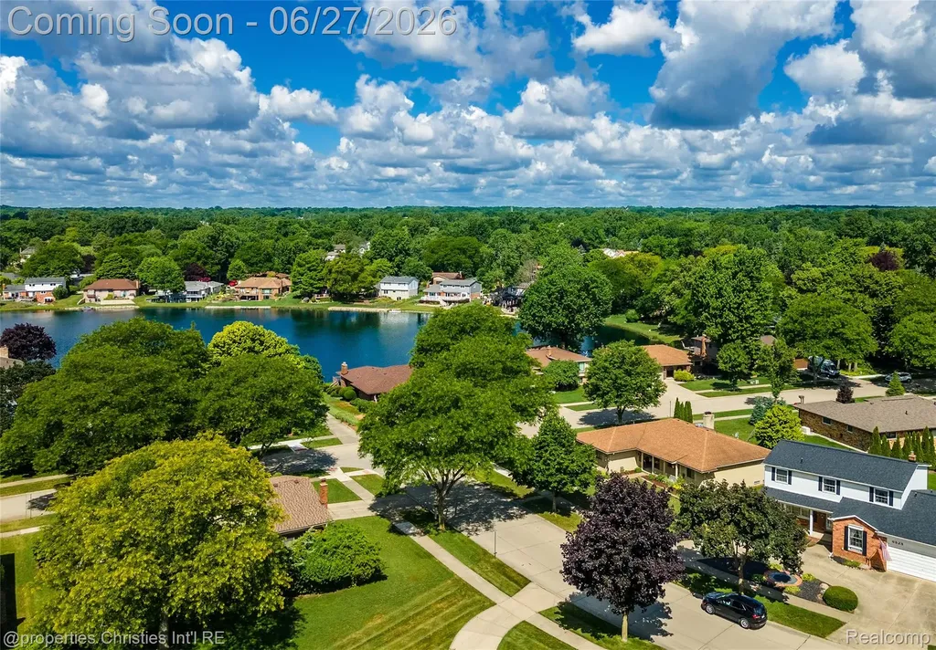 6805 Emerald Shores Drive Troy City MI 48085
