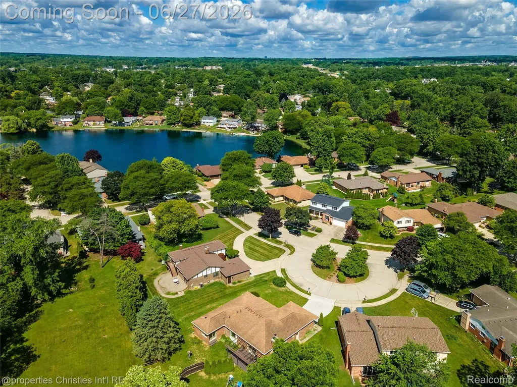 6805 Emerald Shores Drive Troy City MI 48085