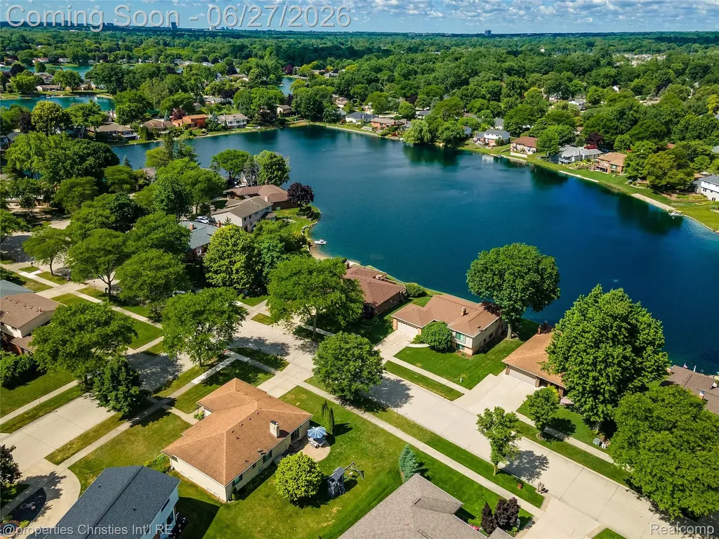 6805 Emerald Shores Drive Troy City MI 48085