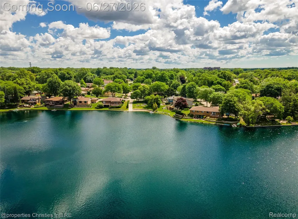 6805 Emerald Shores Drive Troy City MI 48085