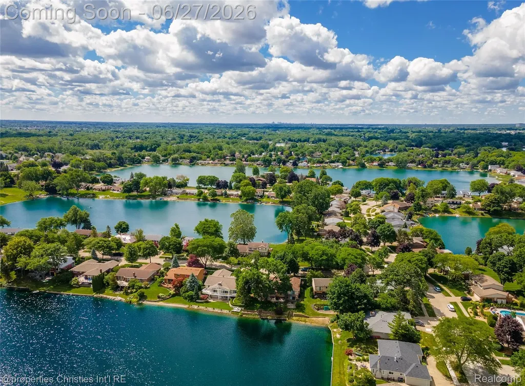 6805 Emerald Shores Drive Troy City MI 48085