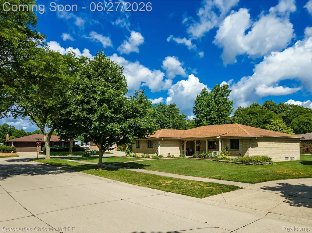 6805 Emerald Shores Drive Troy City MI 48085