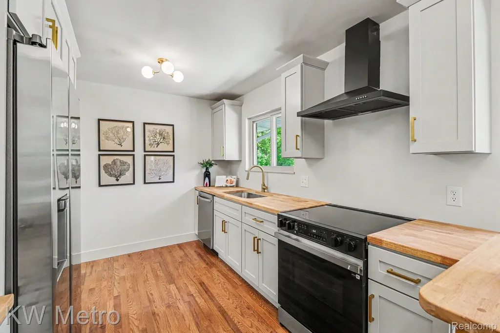 36125 Paddleford Road Farmington Hills City MI 48331