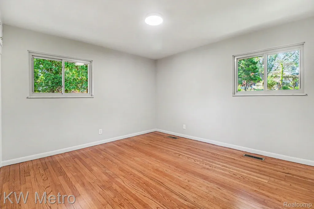 36125 Paddleford Road Farmington Hills City MI 48331