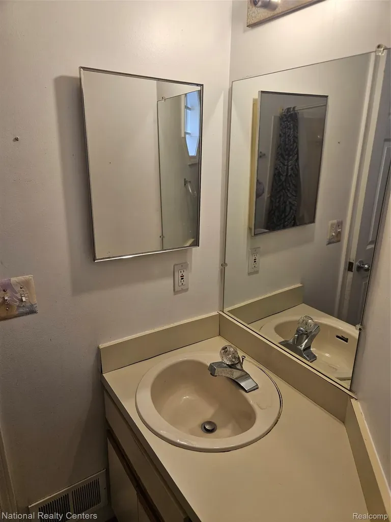 35571 Pheasant Lane Westland City MI 48185
