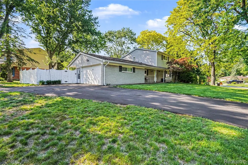 6275 Westmoor Drive Shelby Charter Township MI 48316