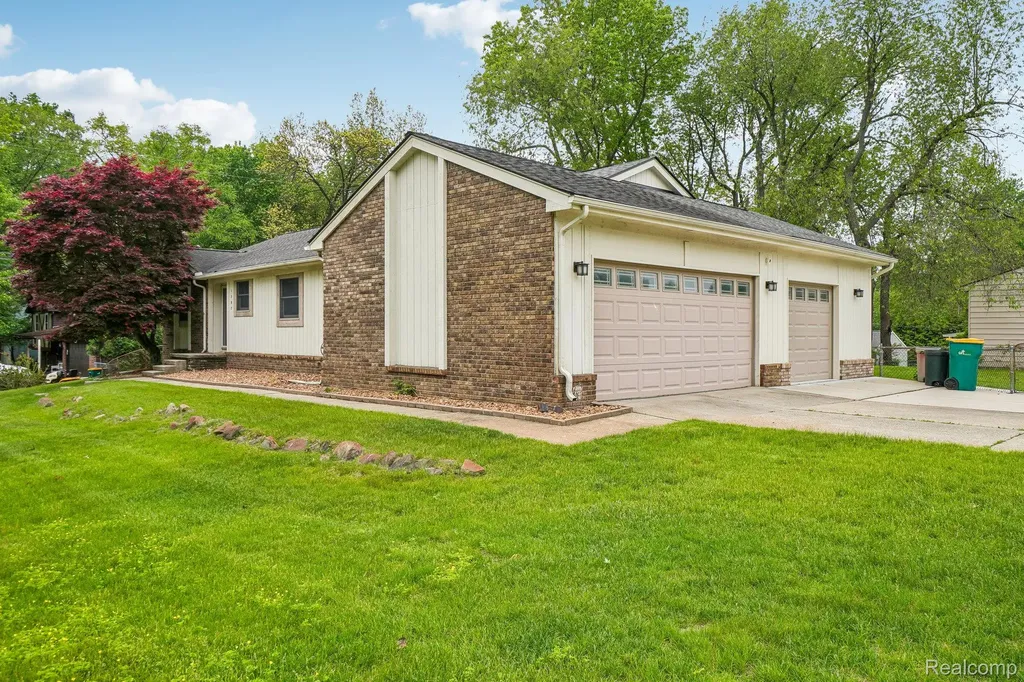 1397 Flamingo Street Wixom City MI 48393