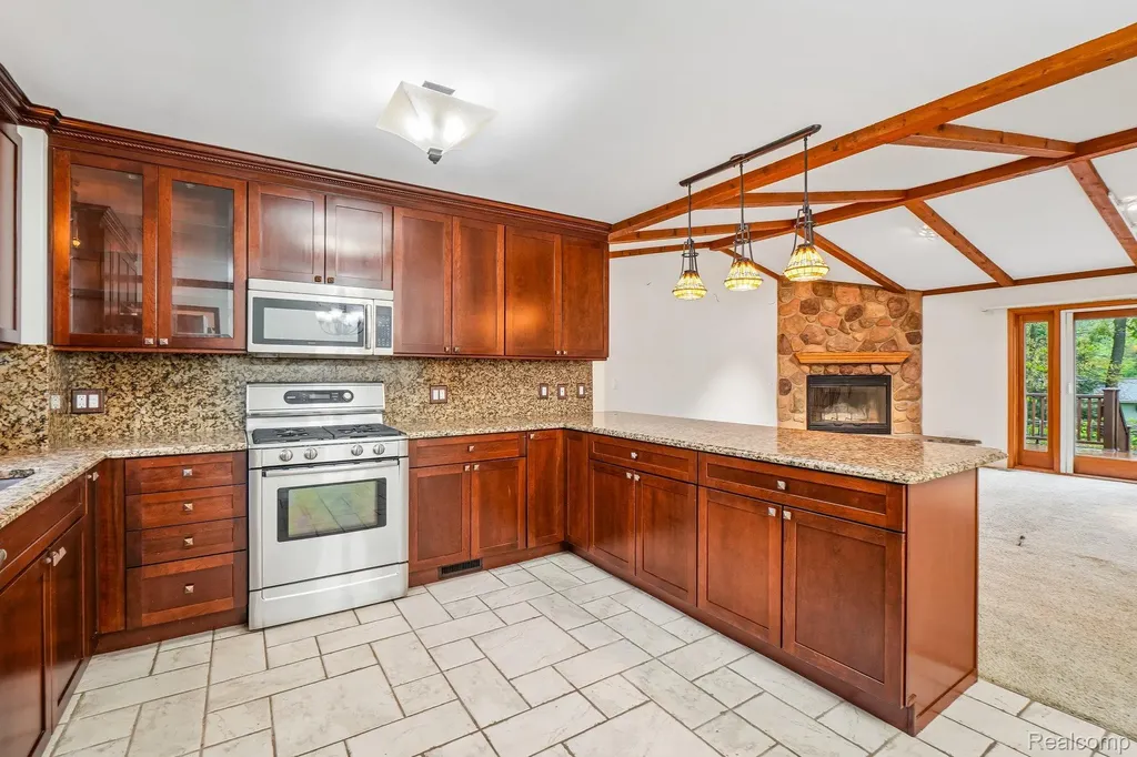1397 Flamingo Street Wixom City MI 48393