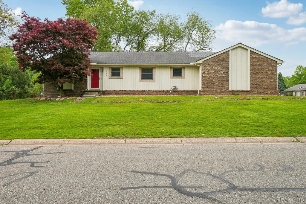 1397 Flamingo Street Wixom City MI 48393