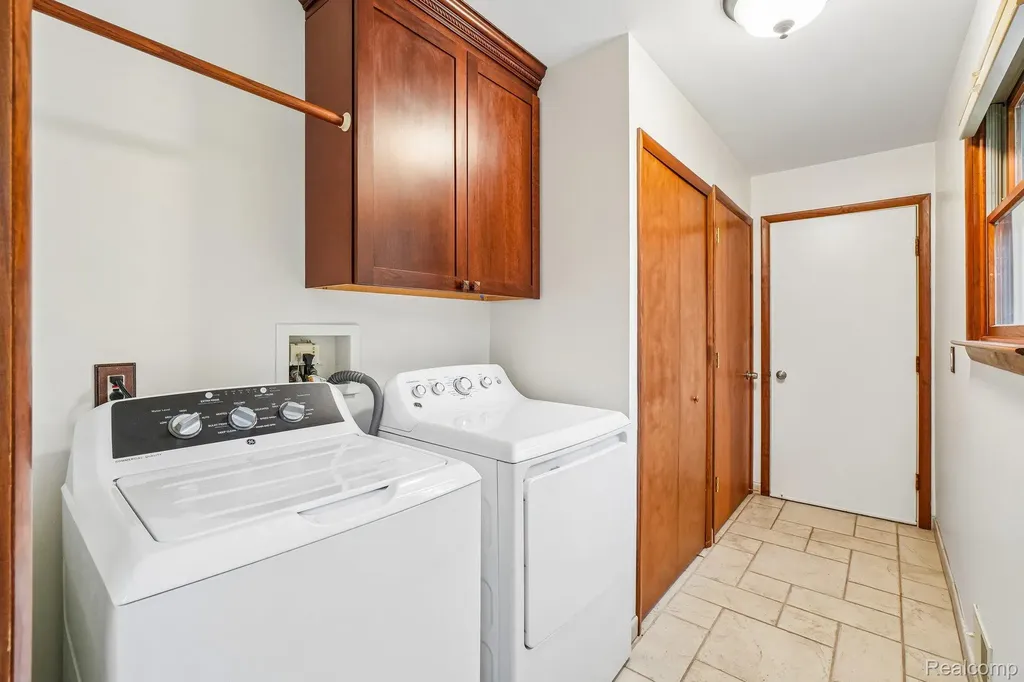1397 Flamingo Street Wixom City MI 48393