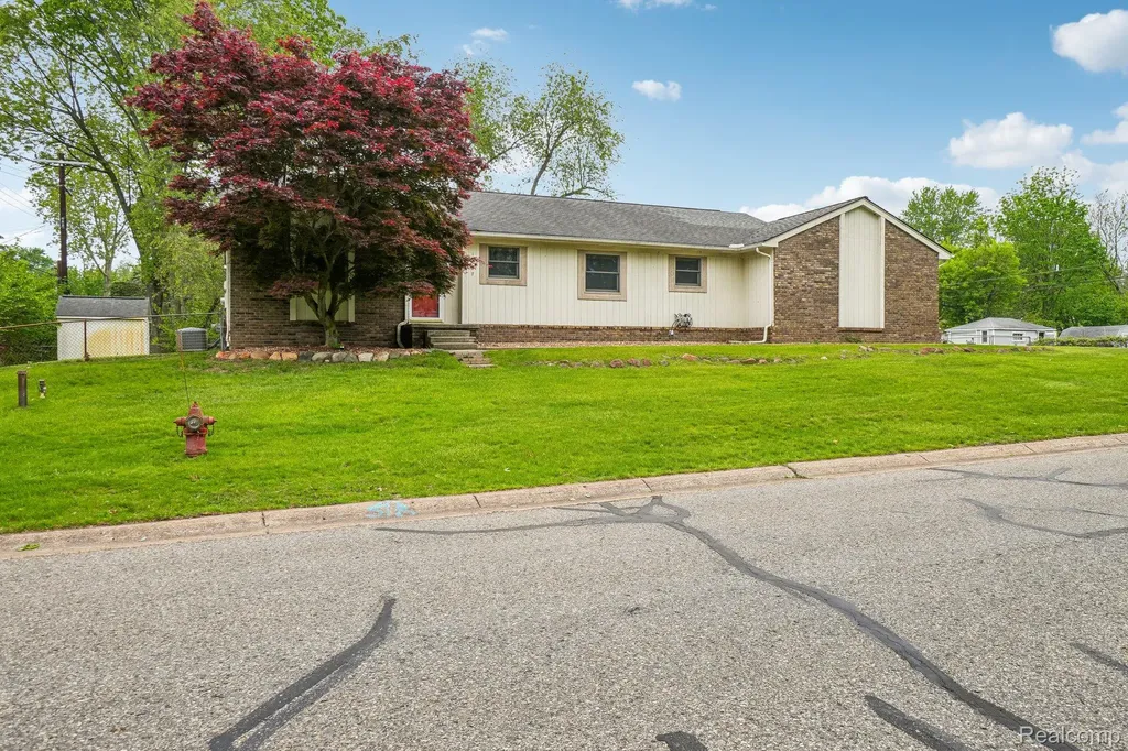 1397 Flamingo Street Wixom City MI 48393