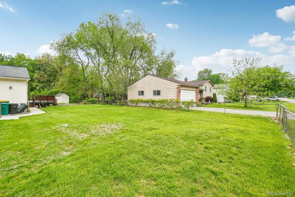 1397 Flamingo Street Wixom City MI 48393