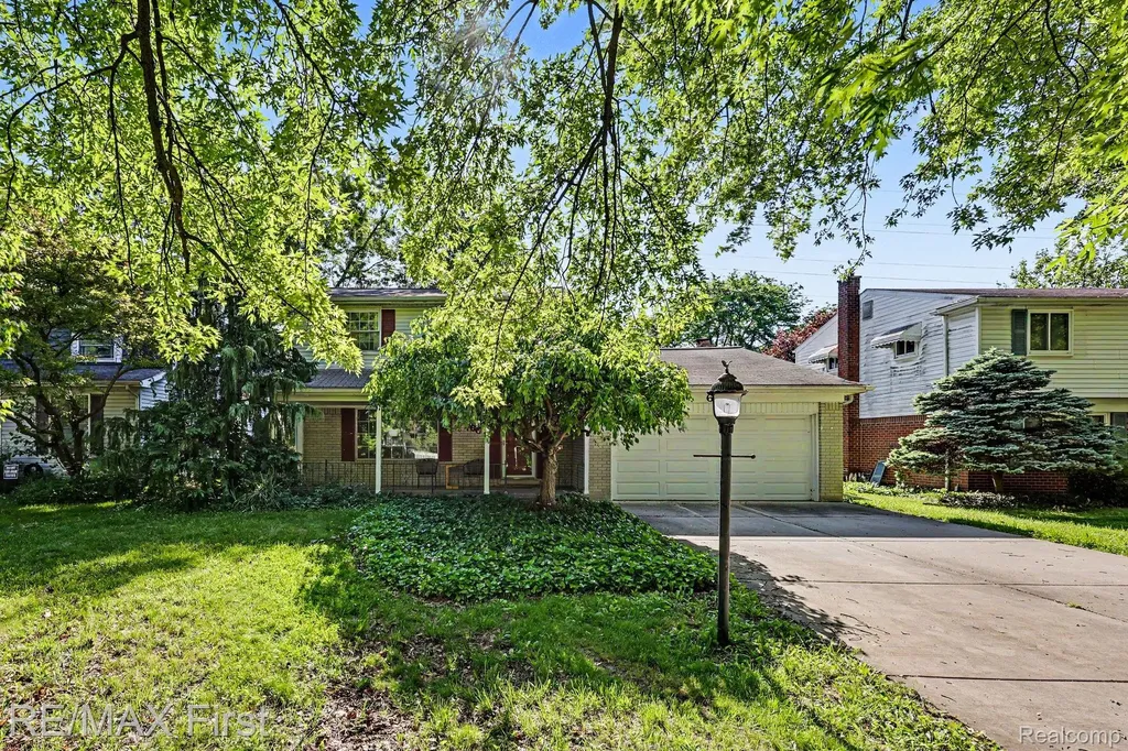 60 Hillcrest Boulevard York Charter Township MI 48197