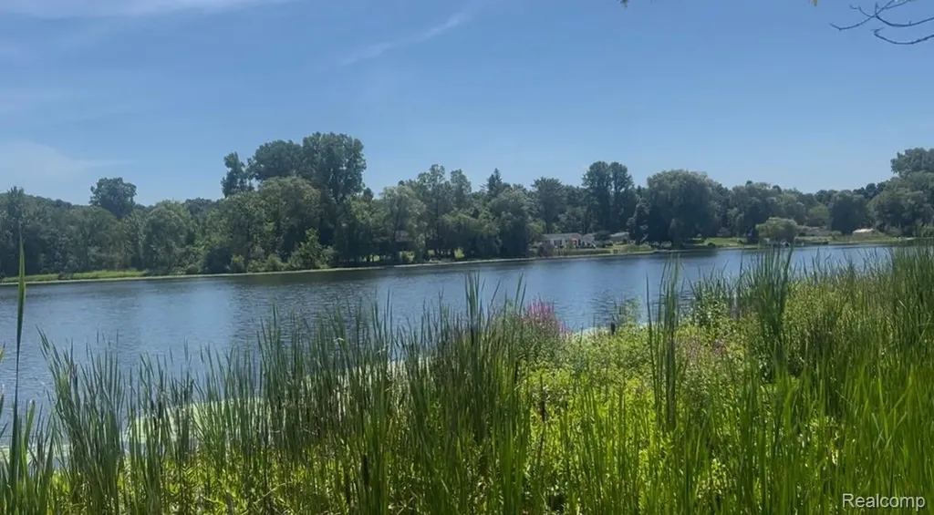 454 East Road Holly Township MI 48442