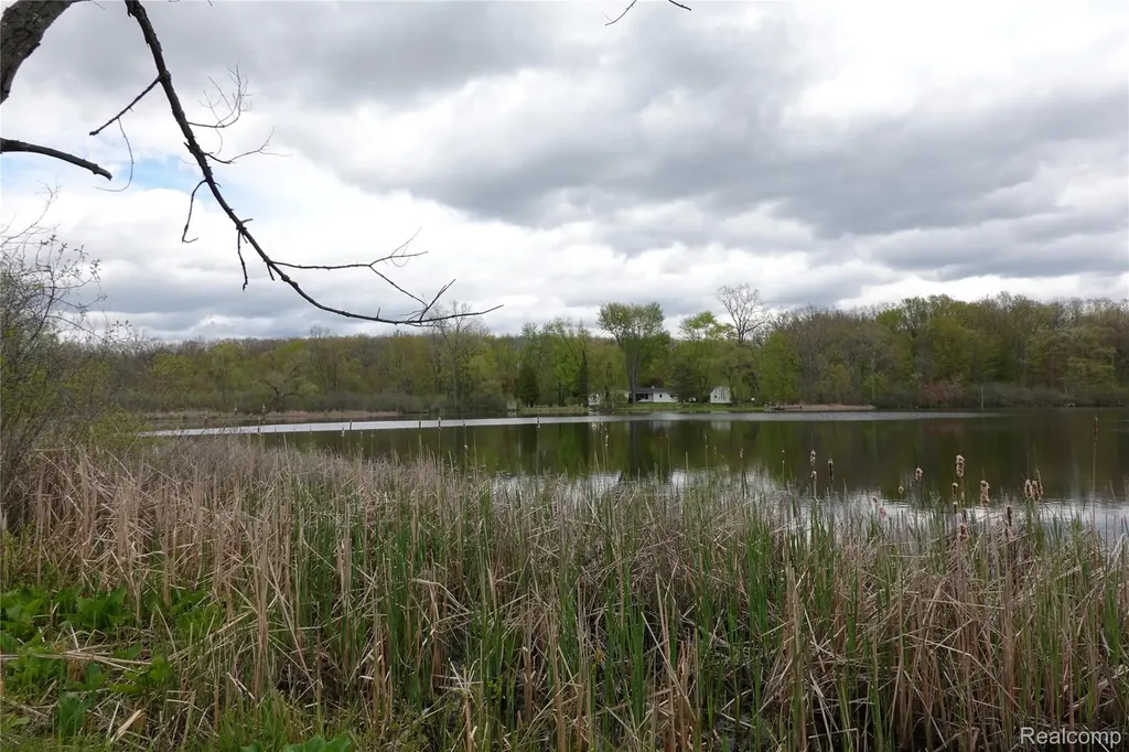 454 East Road Holly Township MI 48442