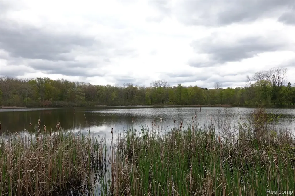 454 East Road Holly Township MI 48442
