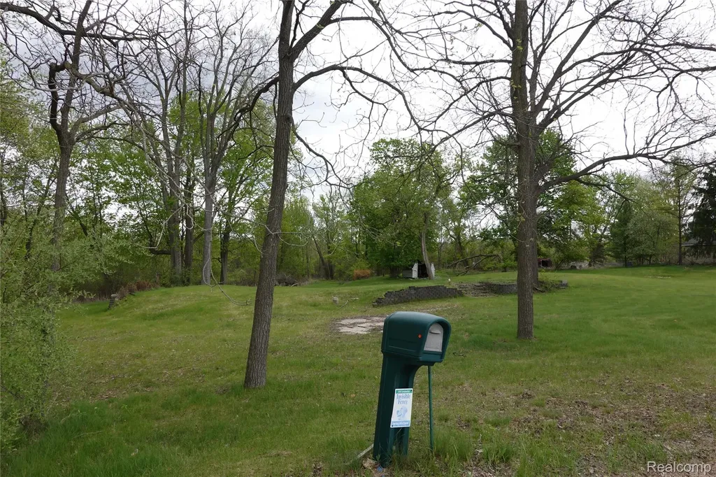 454 East Road Holly Township MI 48442