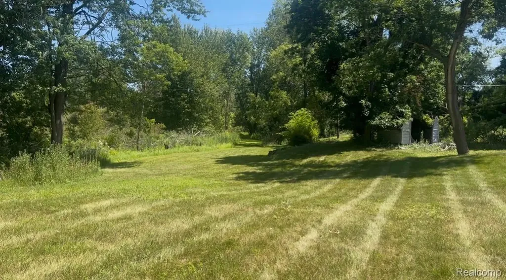 454 East Road Holly Township MI 48442