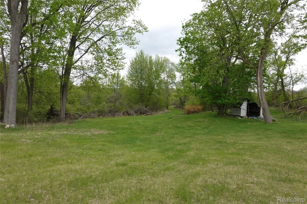 454 East Road Holly Township MI 48442