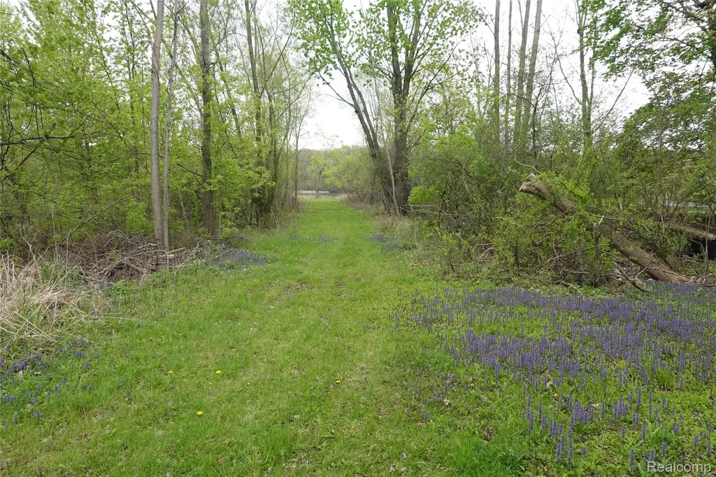 454 East Road Holly Township MI 48442