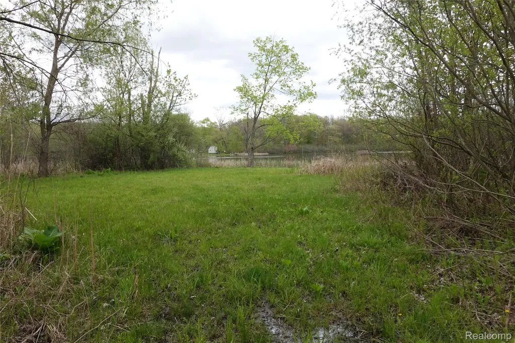 454 East Road Holly Township MI 48442