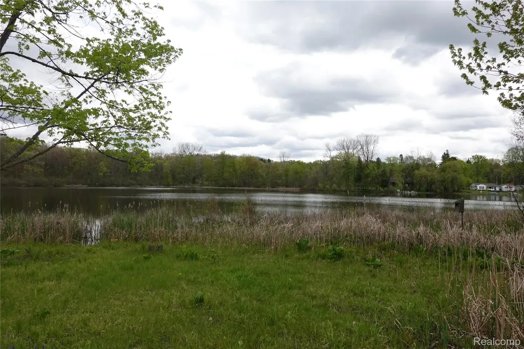 454 East Road Holly Township MI 48442