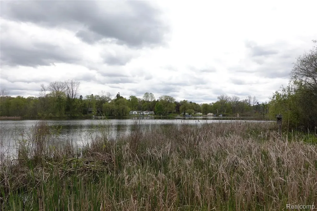 454 East Road Holly Township MI 48442