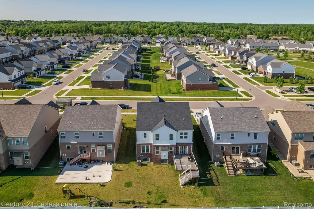 8580 Pioneer Street Washington Township MI 48094
