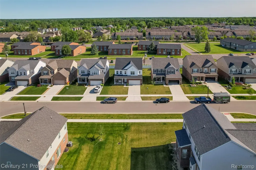 8580 Pioneer Street Washington Township MI 48094