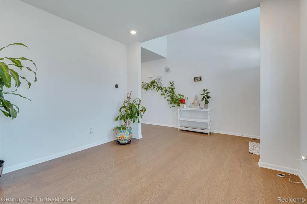 8580 Pioneer Street Washington Township MI 48094