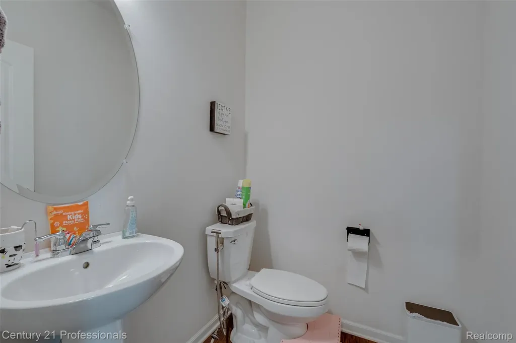 8580 Pioneer Street Washington Township MI 48094