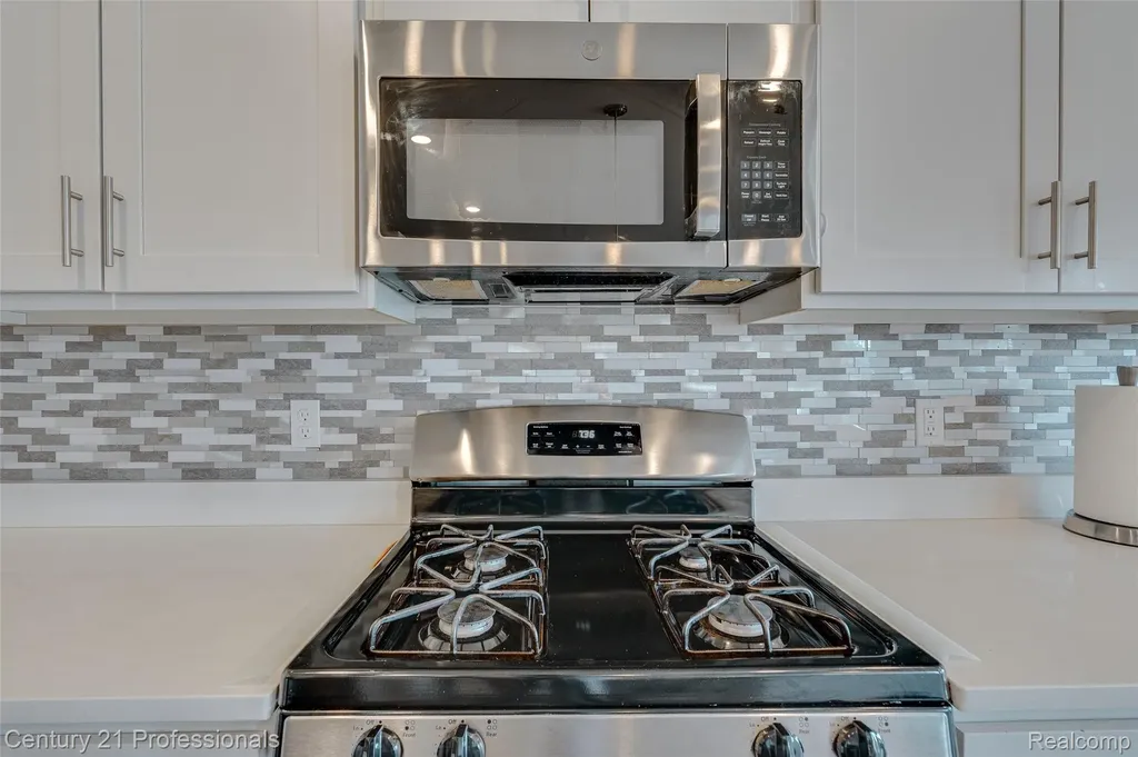 8580 Pioneer Street Washington Township MI 48094