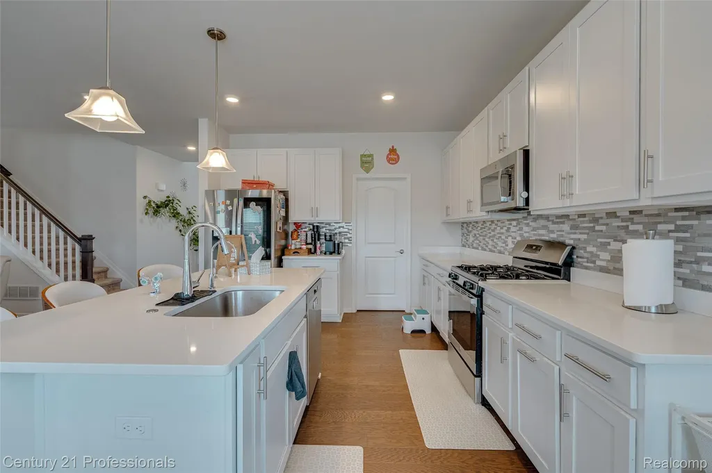 8580 Pioneer Street Washington Township MI 48094