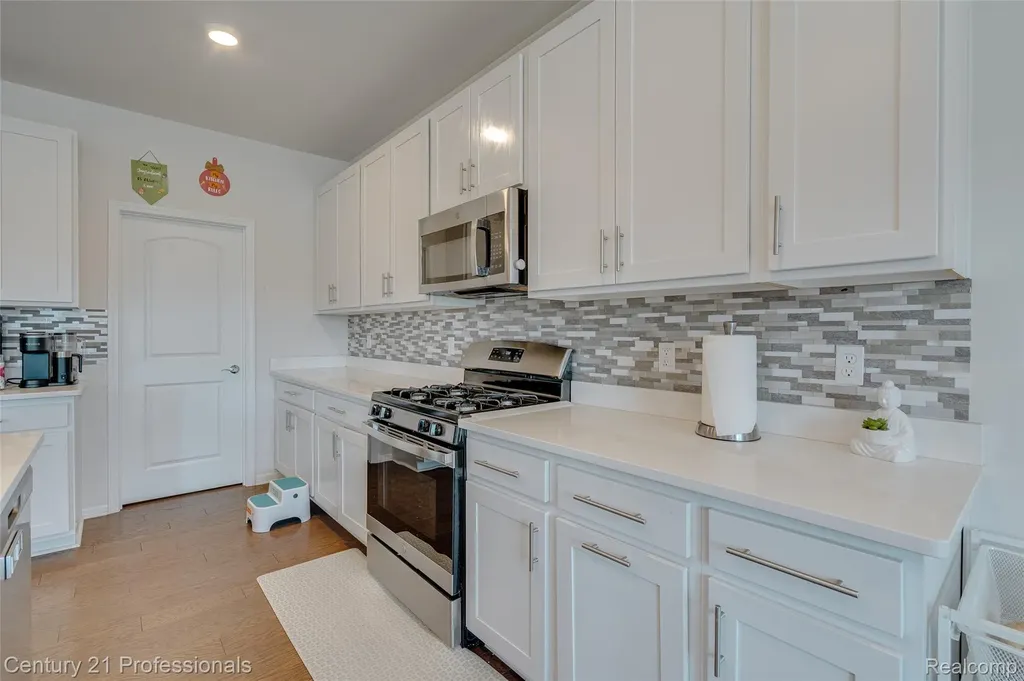 8580 Pioneer Street Washington Township MI 48094