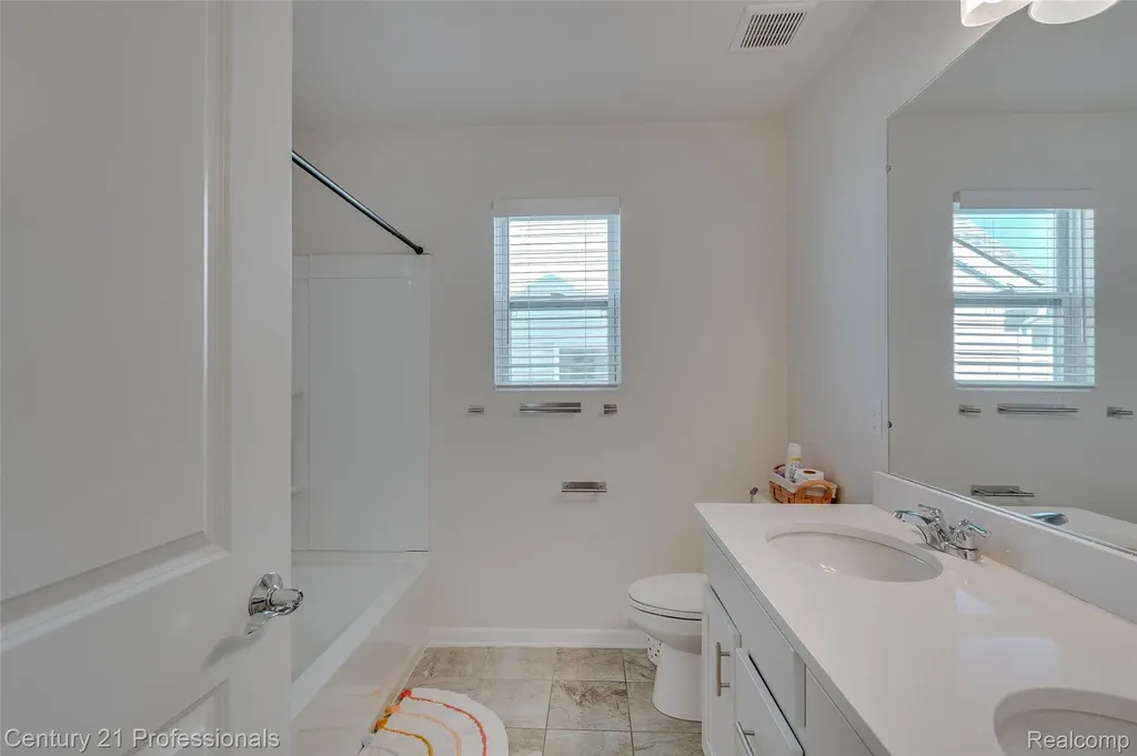 8580 Pioneer Street Washington Township MI 48094