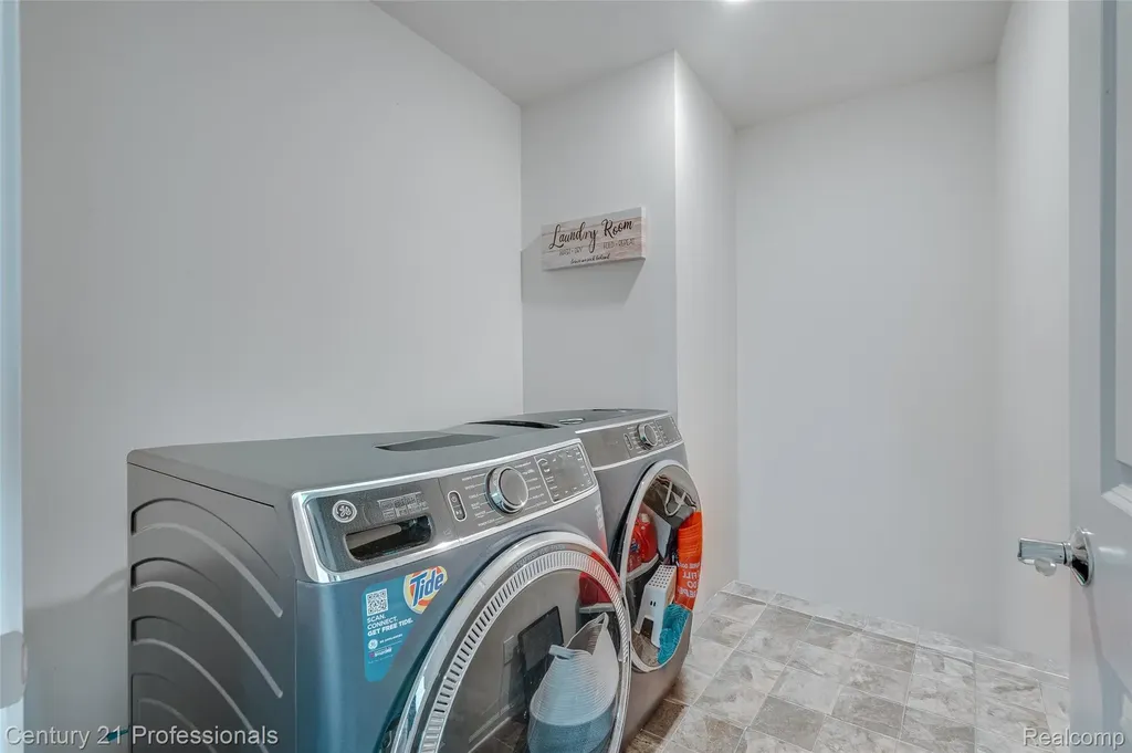 8580 Pioneer Street Washington Township MI 48094