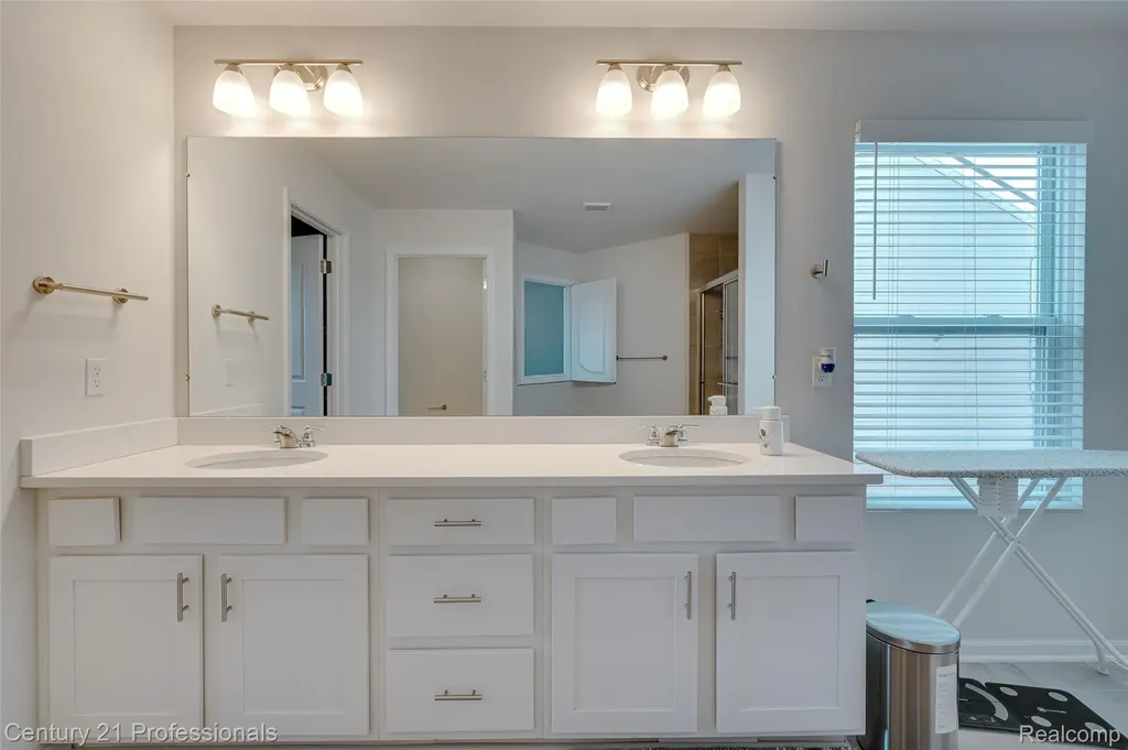 8580 Pioneer Street Washington Township MI 48094