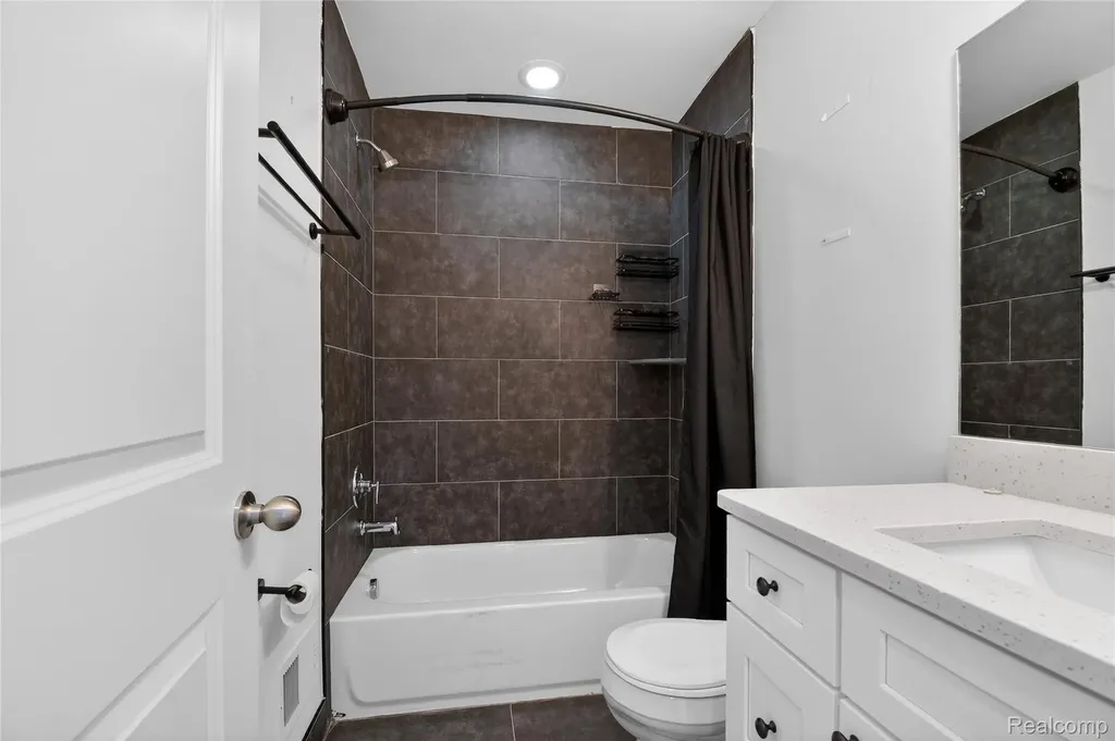 2925 Square Lake Court Troy City MI 48085