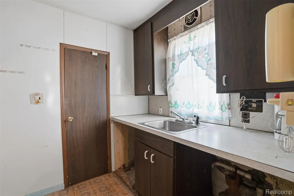21966 Curie Avenue Warren City MI 48091